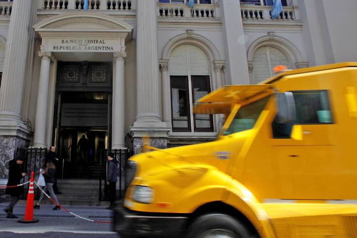 Contener al dólar. El BCRA vendió hoy US$678 millones y perdió US$1110 millones en la semana