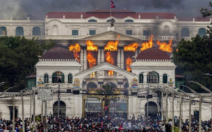 Nepal vuelve a la calma tras nombramiento de primera ministra