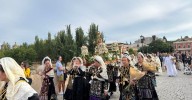 Los trajes charros y las flores inundan Salamanca en honor a la Virgen de la Vega
