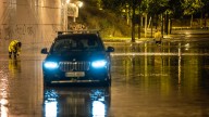 Carreteras cortadas, retrasos en trenes y vuelos cancelados por las inundaciones en Valencia, Cataluña y Aragón