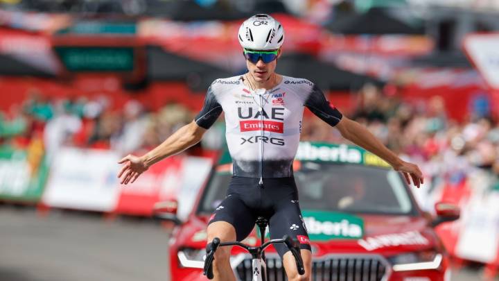 Ayuso también se rebela en la Vuelta: supera a Romo para ganar en Los Corrales de Buelna