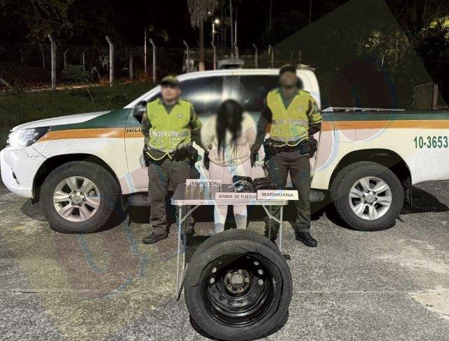La llanta venía repleta con marihuana y un fierro