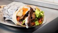 Un influencer da su opinión sobre el kebab de 13 céntimos que compró en Kenia: "Es algo diferente"