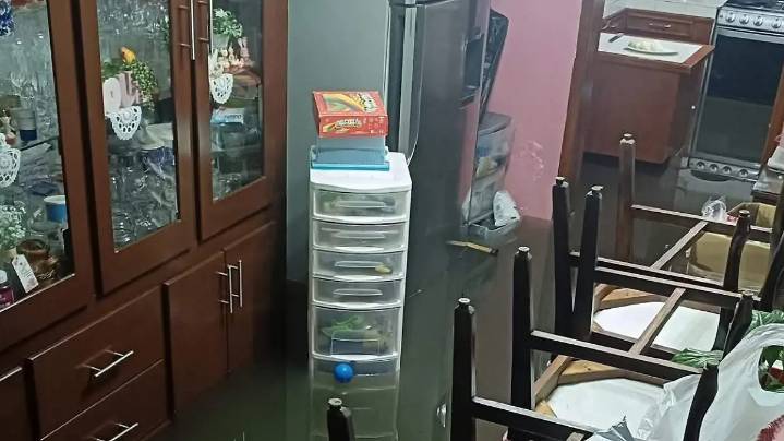 Continúan anegadas viviendas y vialidades en zona oriente del Edomex tras tormenta