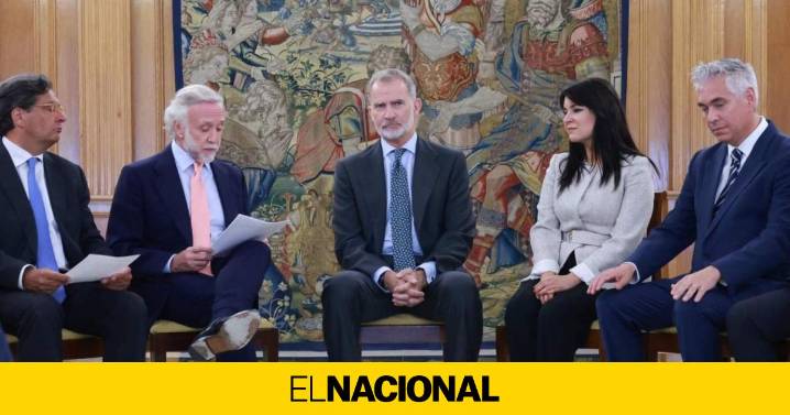 La IA de Elon Musk califica Eduardo Inda de "lamentable" por sus zapatos delante del Rey