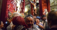 VIDEO. Emoción total con los biciperegrinos salteños que llegaron hasta la Catedral desde Perú