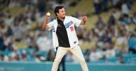 Checo Pérez lanza la primera bola en el juego entre Dodgers y Phillies (VIDEO)