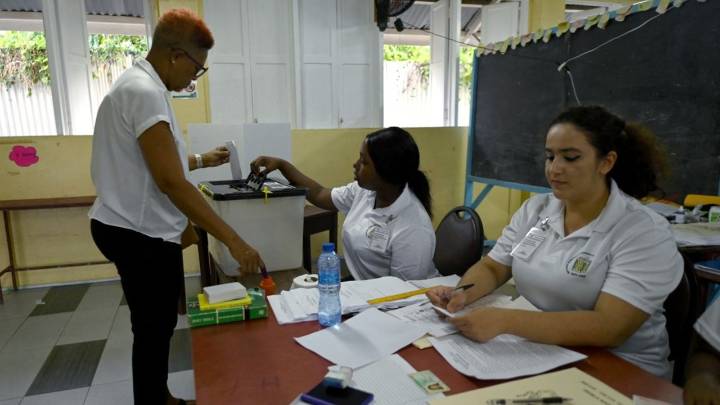 Guyana vota en elecciones para escoger presidente que deberá gestionar la riqueza petrolera en medio de tensiones con Venezuela