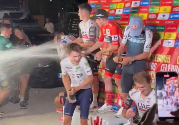 El podio improvisado de La Vuelta se celebró en el parking de un hotel y subidos a neveras