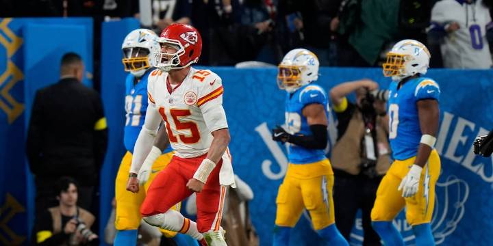 Patrick Mahomes moves past quarterbacking legend with latest accomplishment
