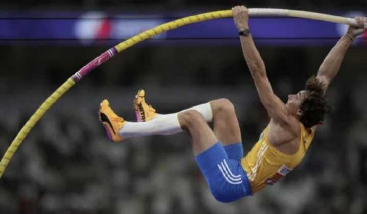Duplantis rompe récord mundial de salto con pértiga por 14ta vez y gana su tercer título mundial