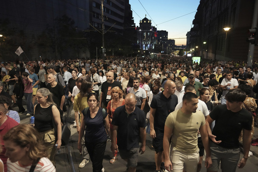 Miles de manifestantes antigubernamentales exigen elecciones anticipadas en Serbia