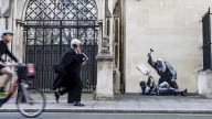 Retirarán del juzgado de Londres mural de Banksy que muestra a un juez golpeando a un manifestante