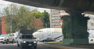 Avión Boeing 737 estacionado en Periférico Sur sorprende a automovilistas en CDMX: ¿cuál es su destino final? [VIDEO]