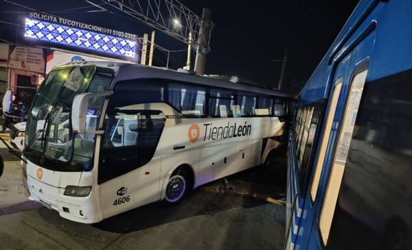 VIDEO. Tremendo accidente en el Roca: tren embistió a un micro de Tienda León en Ezeiza