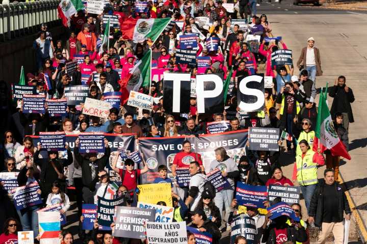 Gobierno de Trump pide a la Corte Suprema que le permita deportar a 300,000 venezolanos con TPS