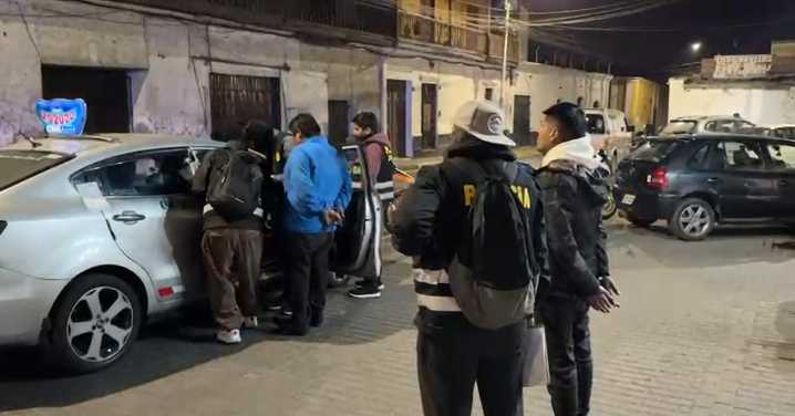 Arequipa: Policía captura a dos presuntos ladrones con cinco celulares robados en taxi falso
