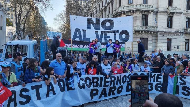 Trabajadores del Hospital Garrahan y docentes marcharon a Plaza de Mayo para protestar contra los vetos de Javier Milei