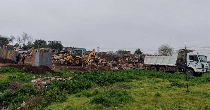 Con 94 familias reubicadas y ayuda de la municipalidad: desalojan y cierran Campamento Japón en Maipú