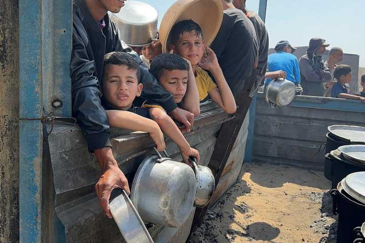 Seis nuevos gazatíes, entre ellos una niña, mueren por hambre