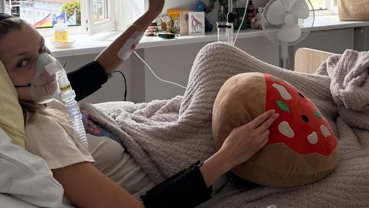 Bella Hadid shares pics from hospital bed