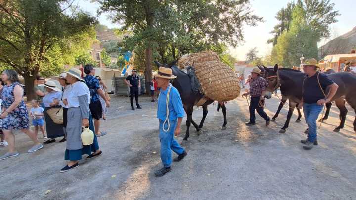 Cientos de vecinos de Monachil participan vestidos de segadores en la tradicional Fiesta de la Trilla