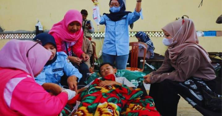 Over 1,000 Indonesian Students Fall Ill from Free School Meals Amid Rising Food Safety Concerns