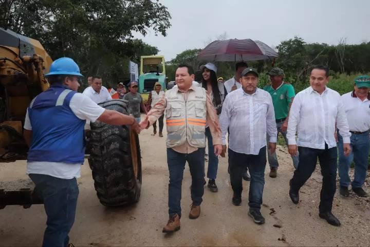 Inaugura el gobernador Joaquín Díaz Mena nuevo camino sacacosecha en el municipio de Samahil