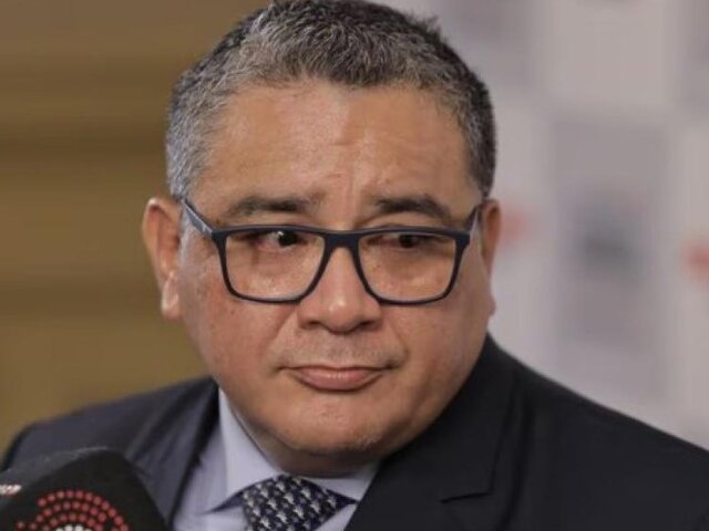 Ministro Santiváñez responde sobre audios difundidos por Panorama