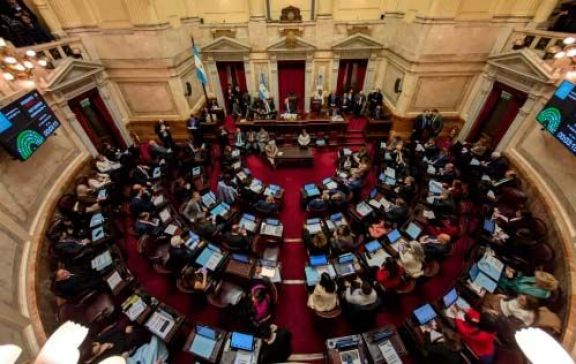 El Senado aprobó una reforma que limita los DNUs del Presidente