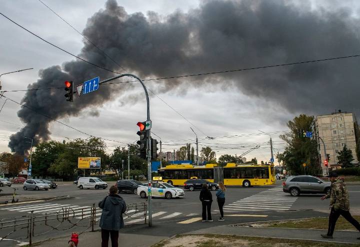 Rusia lanza misiles y drones en Kiev y deja al menos cuatro muertos