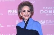 Doña Cuquita, viuda de Vicente Fernández, sorprende al besar a un hombre en concierto