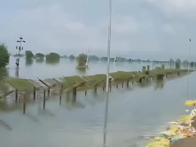 Rain blurs line between India and Pakistan, border disappears