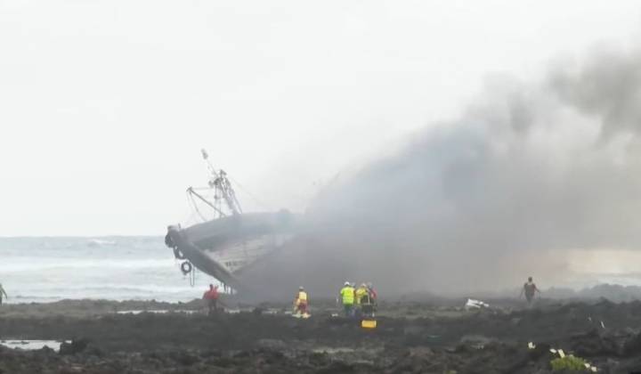 La situación del barco encallado en Canarias empeora: “Se escuchan explosiones”