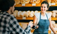 Feriado por el Día del Empleado de Comercio: cuándo cae, qué negocios cierran y cuánto se paga si se trabaja