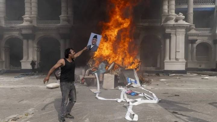 Primer ministro de Nepal renuncia tras 24 horas de protestas y muertes