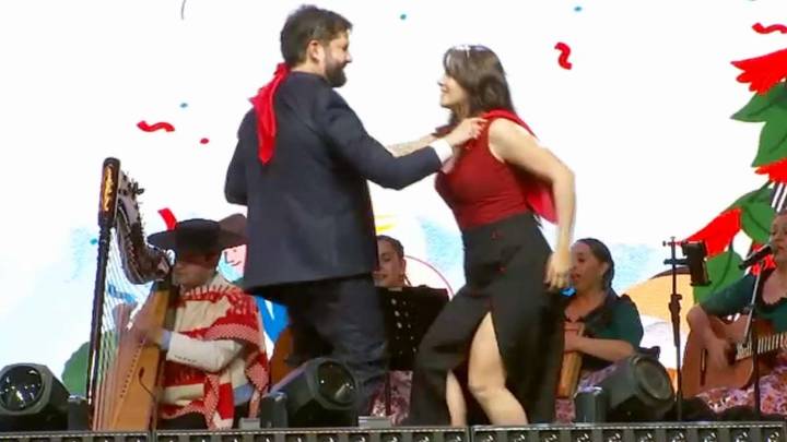 Con pie de cueca junto a su pareja: Así inauguró el Presidente Boric las fondas del Parque O'Higgins