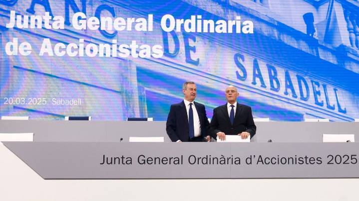 Sabadell ofrece 150 millones más en dividendos para frenar la opa, pero su principal accionista acudirá a la oferta del BBVA