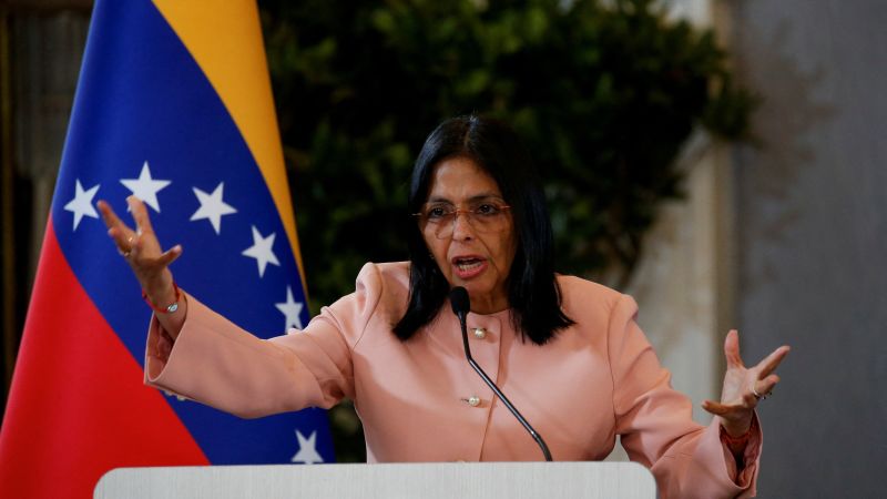 Maduro firma decreto que le otorga poderes especiales ante posible “agresión externa” de EE.UU.