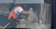 Los atacantes llegaron en vehículo y dispararon contra una parada de autobús