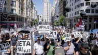 Los mutualistas profesionales se manifiestan ante el Congreso para exigir una "pasarela limitada" como autónomo y "pensiones dignas"