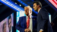 Balean a Charlie Kirk, aliado de Trump, durante una charla en una universidad