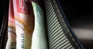 Peso ‘roba’ centavos al dólar en día de entrega del Paquete Económico 2026: ¿Cuánto avanza?
