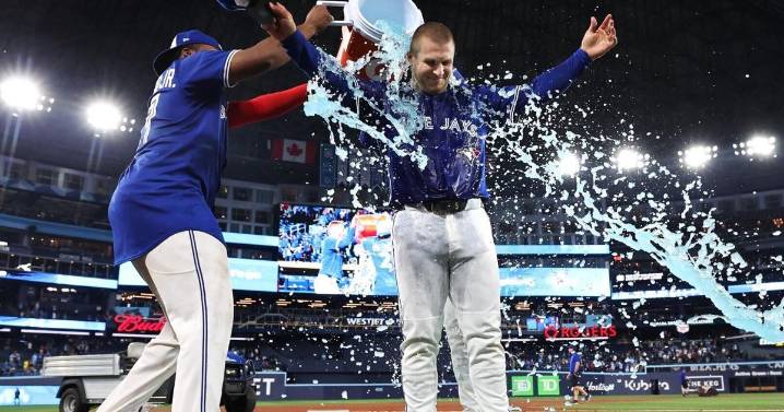 Bullpen blanks Boston as Blue Jays keep pace with Yankees