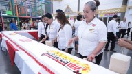 Casa Ley celebra su aniversario número 71 compartiendo pastel con la comunidad en Mazatlán