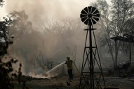 Incendio forestal arrasa poblado de la fiebre del oro en California
