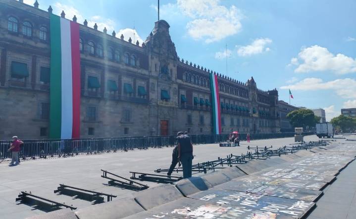 Caso Ayotzinapa: Refuerzan Palacio Nacional con vallas ante manifestaciones por el 11 aniversario