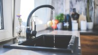 El truco casero para destapar la bacha de la cocina sin productos químicos ni ayuda del plomero