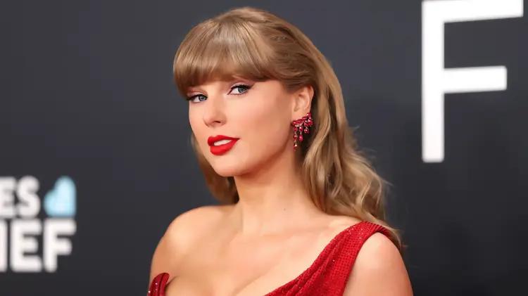 Detienen a exagente por allanar propiedad de Travis Kelce con documentos para Taylor Swift