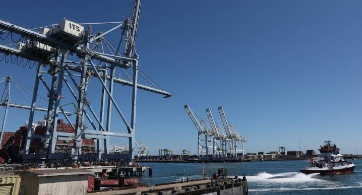 Puerto de Long Beach en EE.UU., suspende operaciones tras caída de 60 contenedores al agua, tal como sucedió en el puerto de El Callao